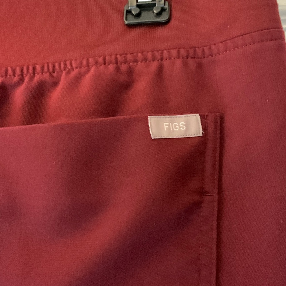 FIGS Women's Uniform Burgundy Ankle Jogger Pants & Top Set - Picture 4 of 7